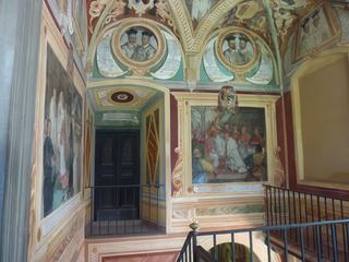 Fresques du plafond et des murs de l'ancien escalier menant à la bibliothèque, au 1er étage .