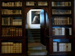 Le patrimoine de livres de la Bibliothèque, qui comprenait des manuscrits, des incunables de grande valeur et une Divine Comédie traduite en vers latins par l'Olivétain père Matteo Ronto, est à présent dispersée dans le monde entier et les précieux parchemins ornent à présent des bibliothèques privées ou publiques.