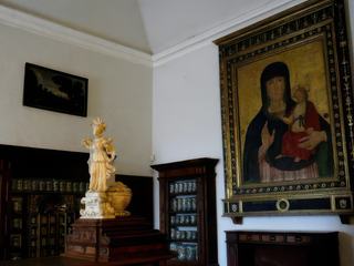 La pharmacie, de style Renaissance, conserve une précieuse collection de vases en céramique blanche et bleue portant les armoiries de l'ordre olivétain.