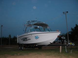 Un des meilleurs bateaux de wakeboard du moment de nuit.