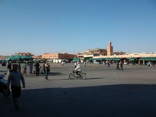 Place Jemaa el-Fna le jour de L'Aïd el-Fitr, fête marquant la fin du mois de jeûne musulman du ramadan