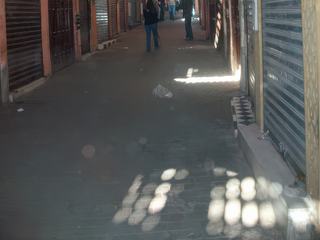 Rue commercente de la medina le jour de L'Aïd el-Fitr, fête marquant la fin du mois de jeûne musulman du ramadan