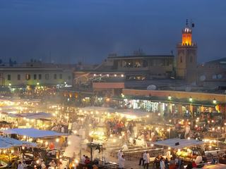 Place Jemaa el-Fna à la tombée de la nuit