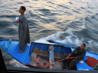 Les vendeurs dans leur barque