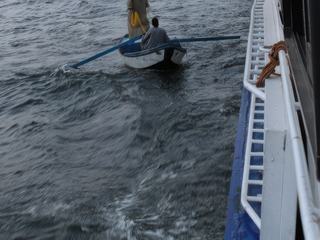 Les vendeurs dans leur barque