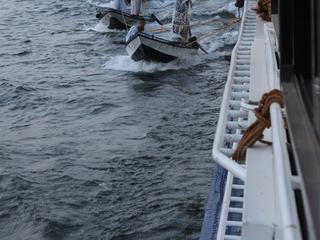 Les vendeurs dans leur barque