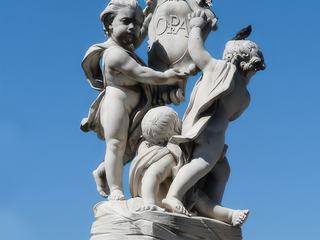 Jolie fontaine sur la piazza del Duomo de Pise.