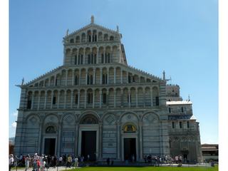 La cathédrale (duomo) Notre-Dame de l'Assomption, de style roman, fut construite à partir de 1063 sous la direction de l'architecte Buscheto, avec le dixième du butin ramené de Palerme pas les Pisans lors de leurs expéditions contre les musulmans. Les travaux furent poursuivis par l'architecte Rainaldo, et le monument fut consacré en 1118 par le pape Gélase II. L'édifice est construit avec un appareillage alterné de marbre clair et sombre. La façade présente une superposition de trois galeries à colonnettes.