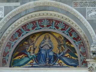 Mosaïque au dessus de l'une des trois portes.