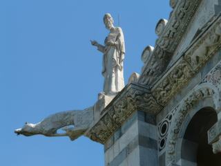 Statue et gargouille.