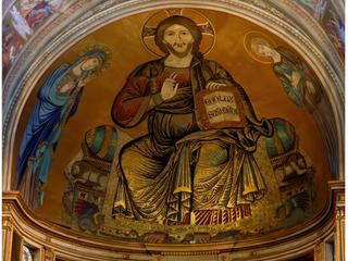La mosaïque du Christ pantocrator, entouré de la Vierge et de saint Jean l'évangéliste, a été achevée par Cimabue en 1302. Elle a miraculeusement survécu à l'incendie de 1595.