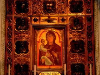 Un autel dédié à la Vierge.
