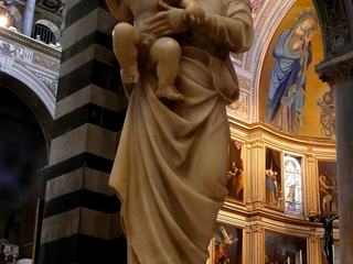 Vierge à l'Enfant, oeuvre en marbre de Niccola Pisano.