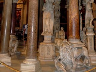 16/41 La chaire sculptée par Giovanni Pisano entre 1302 et 1311, repose sur six colonnes de porphyre et cinq piliers, représentant des figures allégoriques et religieuses.