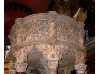 Les panneaux de la chaire sont d'une vie extraordinaire. Séparés par des prophètes, ils évoquent la Naissance de saint Jean-Baptiste, la Visitation et la Vie du Christ.