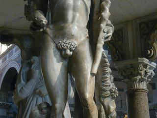 Hercule et la peau du lion Némée, oeuvre de Niccola Pisano.