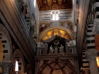 Vue sur le choeur avec, au dessus, la représentation de la Vierge en Gloire.