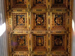 'original du plafond à caissons a été détruit par l'incendie de 1595. Il a été remplacé par celui-ci au XVIIe. siècle.