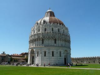 Le baptistère Saint-Jean de Pise (Battistero di San Giovanni) est de style roman d'influences pisanes et lombardes, puis gothique à partir du second étage. C'est un exemple du passage du style roman au style gothique : la construction du baptistère, en marbre blanc, a été commencée en 1153 par l'architecte Diotisalvi, interrompue à la fin du XIIe siècle et reprise en 1260 par Nicola Pisano. La décoration extérieure fut confiée à son fils Giovanni Pisano en 1285 (on lui doit également le Duomo de Sienne). Sa construction fut achevée en 1363 par Cellino di Nese qui le coiffa de sa coupole gothique.