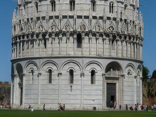 Le baptistère Saint Jean est le plus grand d'Italie. Sa circonférence est de 107, 24 mètres, sa hauteur de 54,86 mètres.