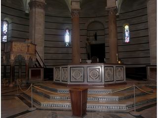 Les superbes fonts baptismaux de Guido de Côme (1246). De forme octogonale, ils contrastent avec la forme parfaitement circulaire du baptistère (le seul en Italie).