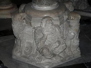 Sculptures de la base d'une des colonnes.