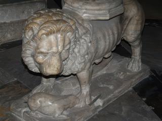 Sculpture de lion d'une des colonnes.