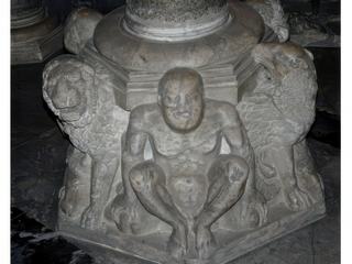 Sculptures de lions.