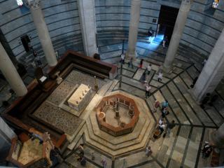 Vue plongeante, depuis le premier étage du baptistère, sur les fonts baptismaux et la chaire. Remarquez l'admirable marqueterie de marbre au sol de la chaire, des fonts baptismaux et du baptistère lui-même.