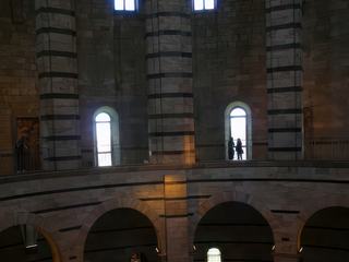 Vue sur les colonnes du baptistère.