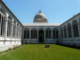 L'intérieur évoque des galeries de cloître avec de grandes baies flamboyantes.