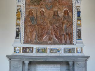Autel surmonté d'une terre-cuite (terracotta) de Giovanni della Robbia.