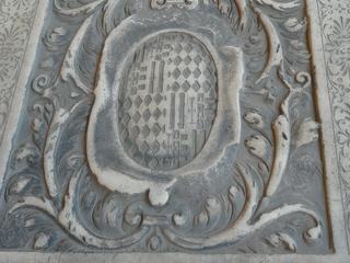 Pierre tombale héraldique. Actuellement, seuls les descendants de familles nobles qui reposent ici peuvent encore être enterrés dans le Camposanto.