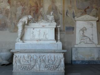 Tombeaux avec à l'arrière des fresques de l'Ancien Testament.