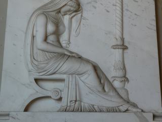 Sculpture d'un tombeau.