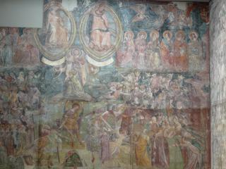Sur le mur du fond, Le jugement Dernier, avec d'un côté les Elus et de l'autre les Damnés (panneaux restaurés). Sur le mur de droite, l'Ascension, hélas en mauvais état.