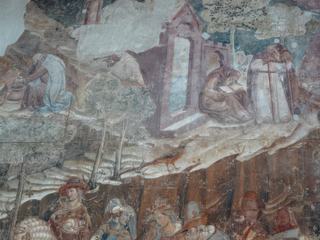 Le Triomphe de la Mort (détails), ici des ermites traversant le désert (trop de monde, je n'ai pas pu la photographier en entier). L'ensemble de la fresque, d'une réalité saisissante, représente un groupe de cavaliers, dont quelques femmes, qui regarde trois cercueils ouverts avec leurs morts. Certains sont épouvantés, d'autres sont sereins; d'autres encore se bouchent le nez. Plus bas, un groupe de jeunes seigneurs insouciants, accompagnés de musiciens, conversent mais la Mort, sous forme d'une femme à cheveux blancs, va les faucher, ignorant au contraire les désespérés.
