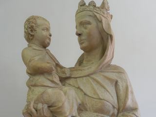 Vierge de la Connivence de Giovanni Pisani (Museo dell'Opera del Duomo). Remarquez le regard complice échangé entre les deux personnages.