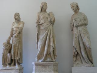 Vierge à l'Enfant, entourée de saint Jean-Baptiste et de saint Jean l'Evangéliste de Giovanni Pisano. (Museo dell'Opera del Duomo).