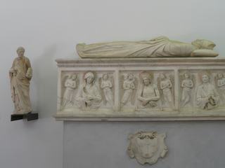 Monument funéraire en marbre de Carrare de l'archevêque de Pise Francisco Moricotti, de Nino Pisano (1363). (Museo dell'Opera del Duomo).