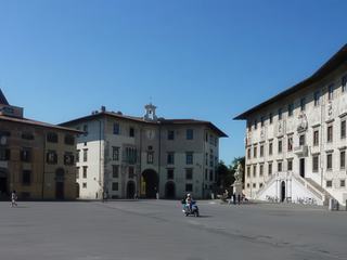 La piazza dei Cavalieri (place des Cavaliers). À l'origine centre du pouvoir politique de la ville, elle a été profondément transformée à la Renaissance, sous l'impulsion de Cosme Ier de Médicis, premier Grand duc de Toscane de 1537 à 1574, qui voulait en faire le siège de l'ordre des chevaliers de Santo Stefano. C'est le célèbre architecte Giorgio Vasari qui a remanié la place conformément aux souhaits de Cosme Ier. Aujourd'hui, la place est devenue un lieu très fréquenté par les étudiants, depuis qu'elle accueille le siège de la prestigieuse Scuola Normale Superiore.