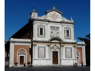L'église Santo Stefanoa été construite par Vasari, il rasa la vieille église préexistante en 1565. La façade, réalisée en marbre blanc de Carrare, fut dessinée par Don Giovanni de Médicis, fils naturel de Cosme Ier et architecte.