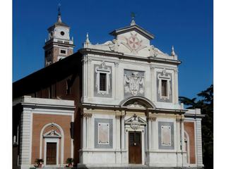 Sa façade de marbre blanc, vert et rose complète la douce harmonie de la piazza dei Cavalieri.