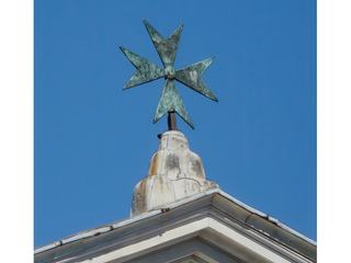 La croix de Pise, emblème de la ville et de l'ordre de Santo Stefano.