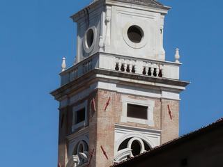 Le campanile a été ajouté en 1570-1572.