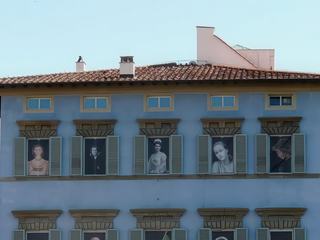 Joli trompe-l'oeil sur une façade, le long des quais de l'Arno.