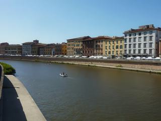 Promenade sur les quais de l'Arno, où s'alignent de belles constructions médiévales aux couleurs de Toscane.