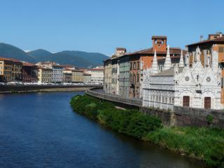 Vue sur la minuscule église Santa Maria della Spina, située sur la rive gauche de l'Arno, au centre de la ville.