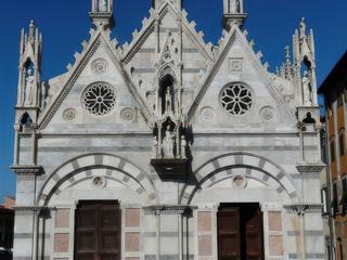 L'extérieur est intégralement composé de marbre, en bandes polychrome, marqué par des colonnes, des rosaces et des statues créées par les principaux artistes pisans du XIVe. siècle, dont Lupo di Francesco, Andrea Pisano, Nino Pisano, Tommaso Pisano (quelle famille!) et Giovanni di Balduccio.