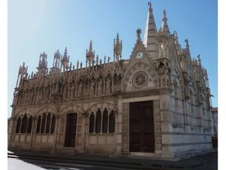Vue générale sur le très riche décor gothique de l'église Santa Maria della Spina: forêt de pinacles, flèches, baldaquins, clochetons et statues.